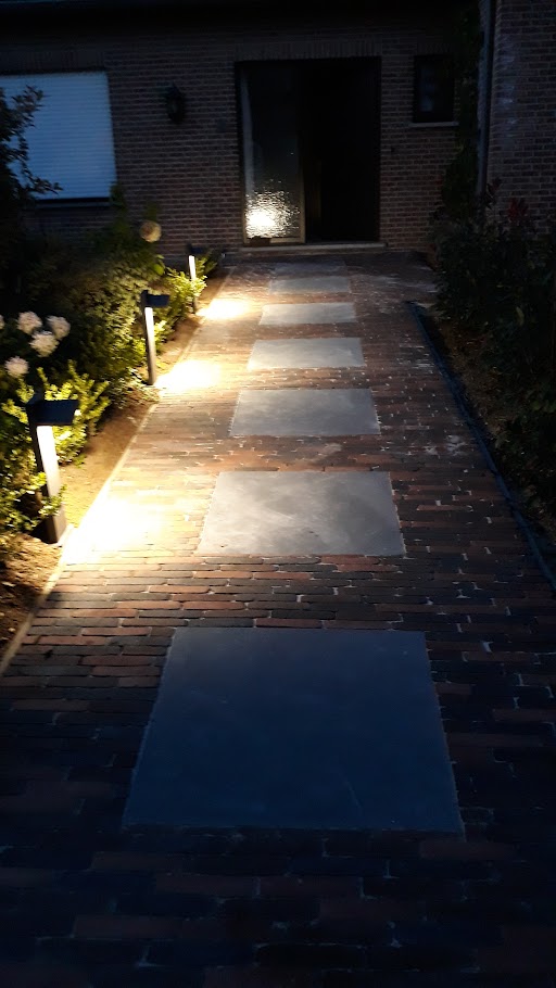 Zwevende planken met LED-verlichting – EW-G Elektriciteitswerken